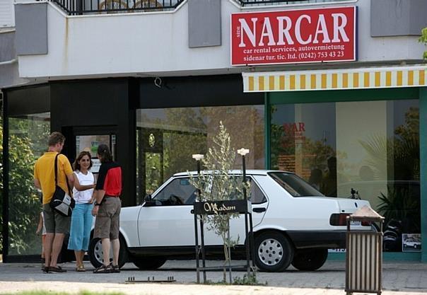 Vor der Übernahme eines Mietwagens (hier in der Türkei) sollten das Fahrzeug und die Vertragsbedinungen kontrolliert werden. Foto: Auto-Reporter/ADAC